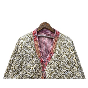 Chaqueta Acolchada de Algodón Estampada a Mano Reversible de la India, Artesanía Jaipuri, Ecológica, Resistente al Viento, Diseño Floral, Duradera - Product Image 4