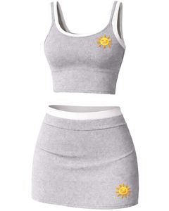 Ensemble deux pièces gris pour femme : Crop top extensible sans manches à col rond et mini-jupe taille haute moulante – Tenue d'été sportive - Product Image 1