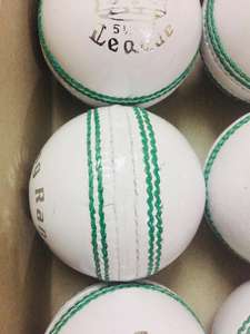 Balles de cricket blanches de haute qualité, cousues à la main, en cuir, best-seller, vente en gros, balles en cuir rigides pour les matchs d'équipe - Product Image 5