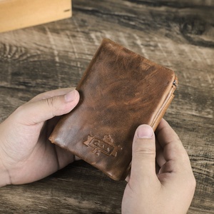 Cartera Trifold de Cuero Genuino Hecha a Mano para Hombre, Estilo Vintage, con Cierre de Cremallera, Logotipo Grabado, Uso Diario, Color Marrón, Llegada 2026 - Product Image 1