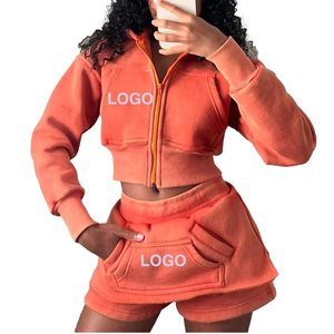 Ensemble sweat à capuche court et short en polaire pour femme, survêtement sportif à manches longues, couleur unie avec poches, coupe classique, toutes saisons - Product Image 1
