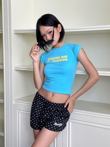 Top corto ajustado de manga corta para mujer en algodón estampado – un estilo urbano de verano dinámico y transpirable hecho en Vietnam - Product Image 4