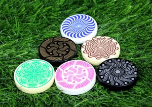 Ensemble de sous-verres en plastique imprimés modernes avec des motifs hypnotiques colorés pour une utilisation en intérieur et en extérieur - Product Image 3