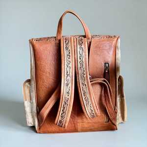 Mochila de Cuero Vacuno Estilo Western, Bolsa de Viaje de Cuero Personalizada con Diseño de Extraterrestre Grabado - Product Image 2