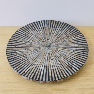 Plateau tournant décoratif rond avec incrustation de nacre rayée, design contemporain fait main - Product Image 1