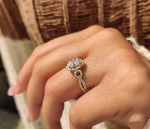 Bague de fiançailles de luxe en diamant rond brillant avec halo et pierres latérales étincelantes, bijoux fins pour mariage - Product Image 2