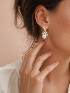 Boucles d'oreilles pendantes classiques en or massif 18 carats avec diamant taille ovale et perle d'eau douce, bijoux de mariage pour femme, serti à griffes en forme de goutte d'eau - Product Image 1