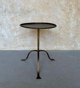 Table d'appoint japonaise en métal avec une géométrie épurée et une hauteur équilibrée, idéale pour l'aménagement d'un coin thé - Product Image 5