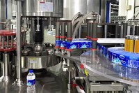 Machine d'étiquetage rotative automatique OPP avec applicateur de colle thermofusible pour bouteilles en verre, contrôle de vitesse progressif, 15000 BPH