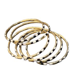 Juego de 6 Brazaletes Apilables de Latón Fino con Patrón a Cuadros de Esmalte Blanco y Negro - Joyería de Muñeca Metálica con Diseño Gráfico Moderno - Product Image 1