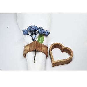 Ensemble d'anneaux de serviette en bois écologiques en forme de cœur, design creux en bois naturel, accessoire de table durable pour mariage, dîner, coffret cadeau - Product Image 3