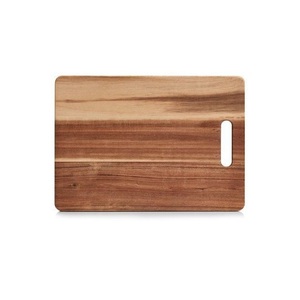 Planche de cuisine en bois de haute qualité, idéale pour préparer des ingrédients frais, servir les repas et ajouter du style à votre espace - Product Image 3