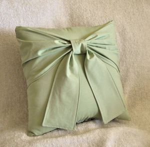 Housse de coussin carrée en satin vert avec nœud décoratif, style formel, utilisable quatre saisons, pour la maison - Product Image 1