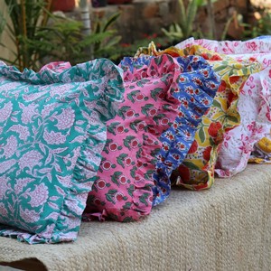 Housse de coussin carrée de luxe imprimée à volants floraux, personnalisable, avec fermeture enveloppe, 100% coton, faite à la main, pour décoration moderne d'hôtel et de maison - Product Image 4
