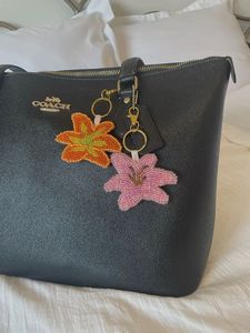 Porte-clés artisanal brodé écologique classique perlé de luxe pour femme, cadeau avec forme personnalisée - Product Image 6