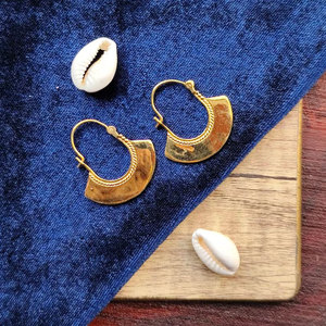 Boucles d'oreilles créoles en or martelé faites à la main, bord tressé, style bohème, bijoux tendance pour femme - Product Image 1