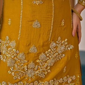 Traje Sharara Vichitra NC de Royal Export con bordados a mano, dupatta bordada con lentejuelas y palazzo - Product Image 2