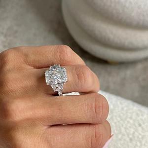 Anillo de Diamante Cultivado en Laboratorio con Corte Radiante de 6 Quilates, Certificado por IGI, Piedras Laterales Redondas, Anillo de Compromiso Único de Tres Piedras en Oro de 18k - Product Image 4