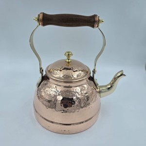 Bouilloire en cuivre pur martelé, fait main, avec poignée en bois et bec en laiton, pour faire bouillir l'eau et préparer le thé, ustensile de cuisine - Product Image 1