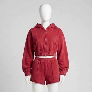 Ensemble deux pièces pour femme : Sweat à capuche court zippé rouge délavé vintage à manches longues et short assorti à coutures apparentes, Vêtements en gros OEM ODM - Product Image 2