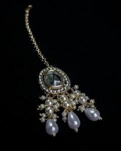 Ensemble de bijoux traditionnels Kundan en alliage de zinc doré pour femme, collier et boucles d'oreilles pendantes en perles blanches foncées, pour mariée et mariage - Product Image 4