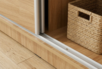 Armoire coulissante moderne en chêne blanc Essence avec poignée en aluminium durable, rail gain de place, mobilier de chambre contemporain