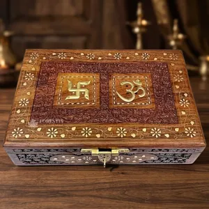 Boîte à bijoux en bois avec incrustation en laiton Om pour ranger les bagues et les colliers de Noël - Product Image 1