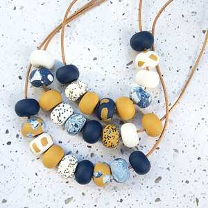 Collier élégant en perles de résine et de bois fait à la main, bijoux de déclaration pour les soirées décontractées et les tenues ethniques - Product Image 1