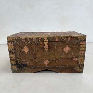 Caja de Almacenamiento Rústica de Madera Maciza con Tachuelas y Detalles de Latón, Baúl Vintage, Mesa de Centro Baja, Mueble para Sala de Estar - Product Image 4
