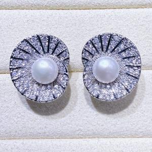 Pendientes de Perlas de Agua Dulce del Fabricante Original de Zhuji, Estilo Moderno y Elegante con Microcirconitas Incrustadas en Hojas de Loto - Product Image 3