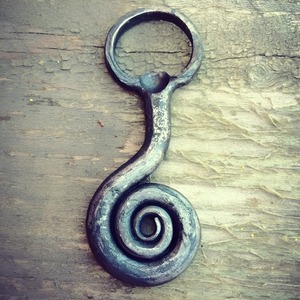 Décapsuleur en fer forgé fait main, finition noire, pour la décoration de fêtes et d'événements, idéal pour ouvrir les bouteilles. - Product Image 1