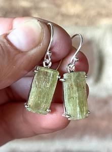 Pendientes de Cianita Verde Hechos a Mano, Plata de Ley, Joyería con Piedras Preciosas Naturales - Product Image 3