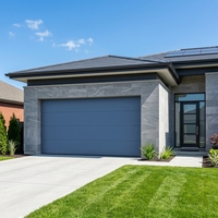 Porte de garage en acier PU sandwich polymère coupe-vent au design minimaliste avec taille personnalisée pour villas de luxe