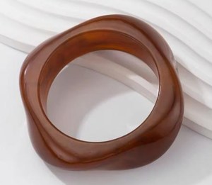Bracelet manchette artisanal en résine marbrée, empilable, géométrique, motif vague, aspect écaille de tortue marron - Product Image 1