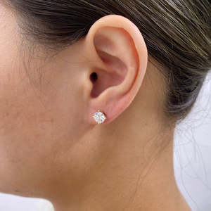 Boucles d'oreilles clous classiques en diamant de laboratoire taille brillant rond, certifiées IGI, 2 carats, 4 griffes, en or 10K 14K 18K, pour femme - Product Image 6