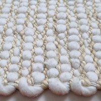 Tapis tufté en laine bleue moderne fait main avec envers en latex, texture douce, rayures et pompons pour salon, chambre et décoration intérieure