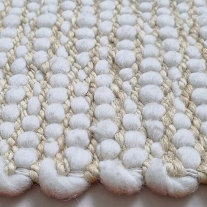 Tapis tufté en laine bleue fait main – Tapis texturé doux à rayures et pompons pour salon, chambre et décoration intérieure - Product Image 3