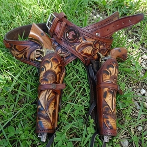 Ensemble ceinture en cuir pleine fleur style western et pochette décorative avec finition artisanale pour un look western, idéal pour les événements de ranch et le style cowboy. - Product Image 1