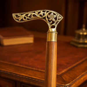 Bâtons de marche rustiques modernes en bois naturel écologique avec poignée en laiton poli, idéaux pour les cadeaux - Product Image 1