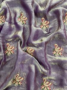 Sari en soie brodé de luxe – Broderie multicolore avec détails en diamant et pièce de chemisier - Product Image 3