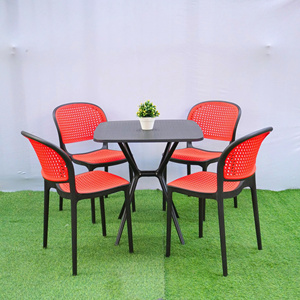 Silla de Plástico Moldeado Imitación Mimbre Roja de Alta Gama, Moderna, Impermeable y Duradera, Cómoda para Uso en Jardín Exterior - Product Image 1