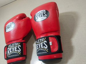 Guantes de Boxeo Profesionales Rojos Cleto Reyes, de Cuero, con Cierre de Velcro en la Muñeca, Alta Calidad, Ligeros e Impermeables - Product Image 2