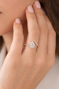 Bague de fiançailles solitaire en or pur 14 carats avec diamant de laboratoire 2 carats en forme de poire et bande pavée incurvée, bague empilable éternité bypass - Product Image 5