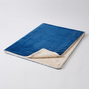 Couverture Sherpa unie bleue en polaire et flanelle, couverture tricotée personnalisée pour la maison et les voyages - Product Image 2