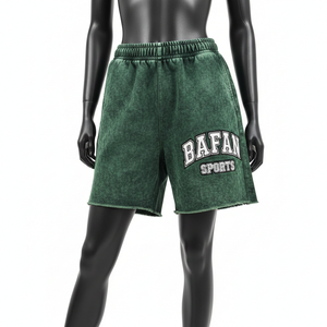 Shorts de algodón prémium de 320 GSM con lavado ácido verde, tela suave con logotipo bordado personalizado y estampado en relieve para mujer - Product Image 1
