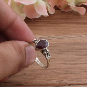 แหวนทับทิมแท้ธรรมชาติแบบคลาสสิก ขายส่ง เงินแท้ 925 ประดับเพชรแบบฝัง  หินสีแดงเลือดแท้ ได้รับการรับรองจากโมซัมบิก - Product Image 2