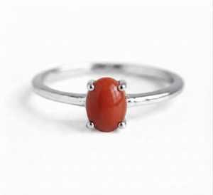 Anillo Solitario Clásico Rhaya Jewels de Plata de Ley 925 con Baño de Rodio, Corte Ovalado Vintage, Coral, Engaste de Puntas, Delicado y Moderno - Product Image 1
