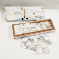 Jeu de dominos moderne en marbre avec accentuations en laiton et boîte de rangement en bois – Décoration de table élégante pour les réunions de famille