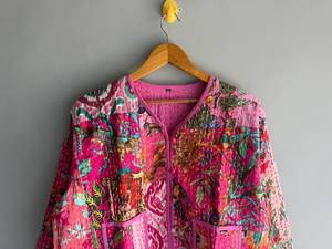 Chaqueta de algodón acolchada Kantha con estampado floral rosa, cárdigan reversible con patchwork y bolsillos para mujer, regalo para ella. - Product Image 4