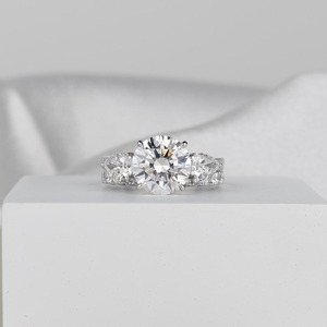 แหวนเพชรทรงกลมเพาะเลี้ยงในห้องปฏิบัติการ 4.12 กะรัต ทองคำแท้ 14K แหวนหมั้นพร้อมแหวนแต่งงานแบบซ้อนได้ ชุดแหวนเจ้าสาว - Product Image 1